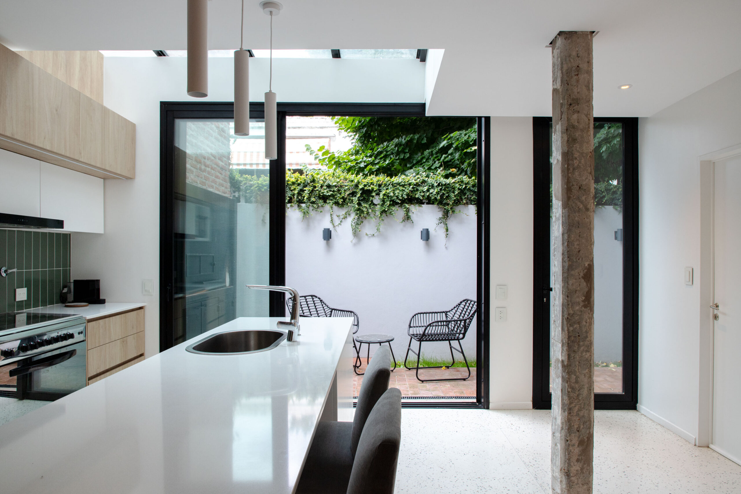 Una cocina protagonista y un patio recuperado para una familia en Vicente López