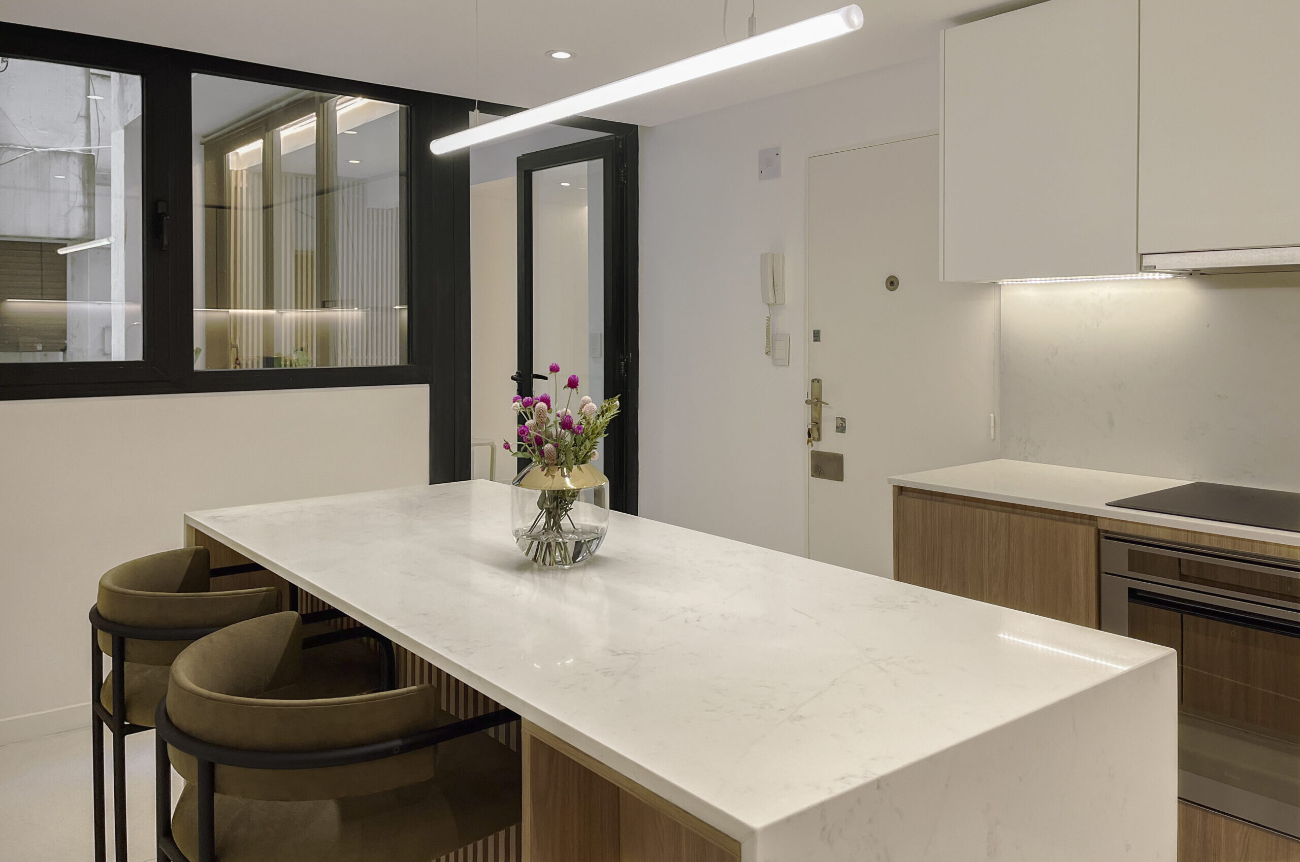 Una cocina que gana espacio, luz y vistas en un depto. típico de Recoleta
