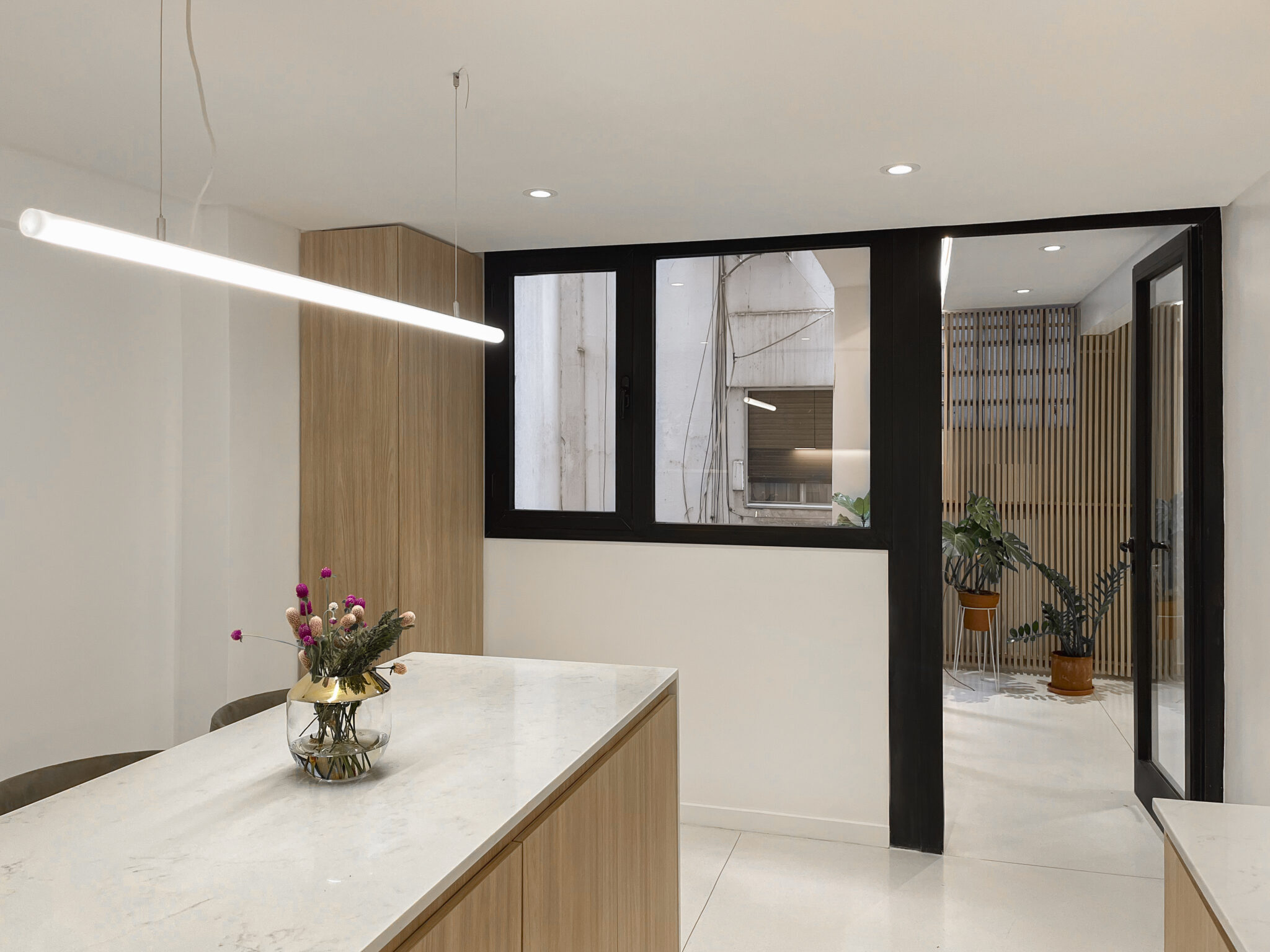 Una cocina que gana espacio, luz y vistas en un depto. típico de Recoleta