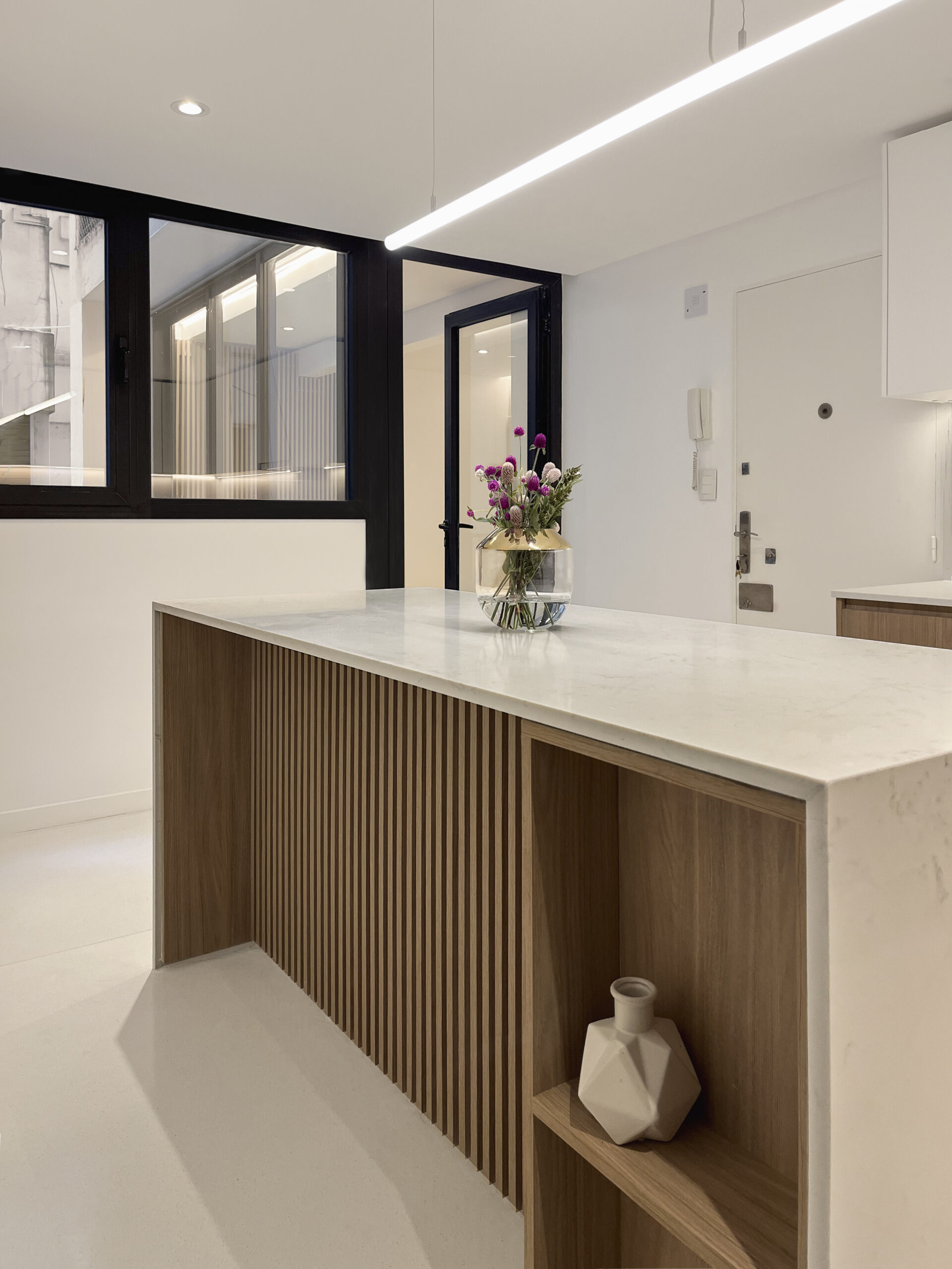 Una cocina que gana espacio, luz y vistas en un depto. típico de Recoleta