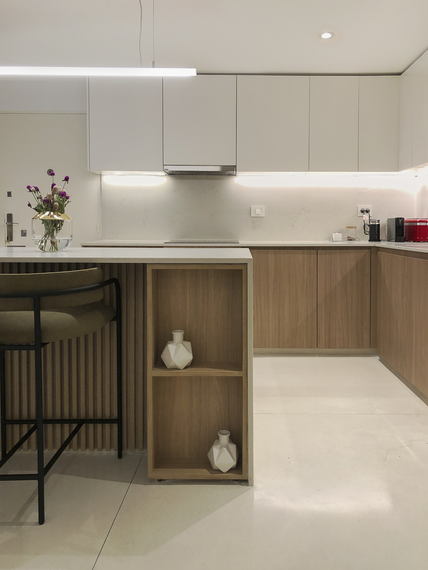 Una cocina que gana espacio, luz y vistas en un depto. típico de Recoleta